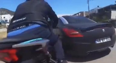Motosiklet sürücüsünün metrelerce sürüklendiği kaza aksiyon kamerasına yansıdı