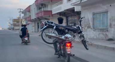 Motosiklet üzerinde motosikletle tehlikeli yolculuk