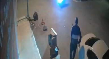 Motosikleti ile kaza yaptı, kalktı diğer sürücüye yardım etti