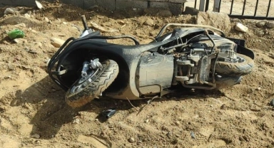 Motosikletin direksiyon hakimiyetini kaybeden sürücü metrelerce sürüklendi