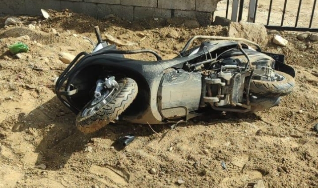 Motosikletin direksiyon hakimiyetini kaybeden sürücü metrelerce sürüklendi