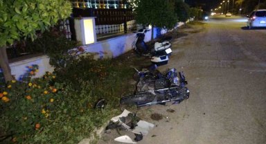 Motosikletle otele dönen turistlere arkadan gelen motosiklet böyle çarptı: 3 yaralı