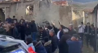 Muhtar ve beraberindekiler düğünde tabancaları çapraz tutarak ateş etti