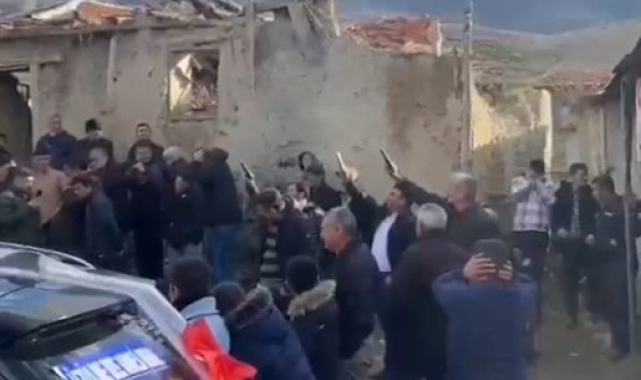 Muhtar ve beraberindekiler düğünde tabancaları çapraz tutarak ateş etti