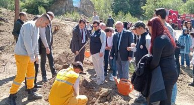 Niksar'da özel çocuklar çevre temizliği yapıp fidan dikti