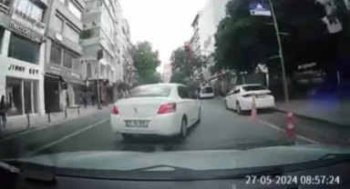 Nişantaşı'nda trafikte "önüme kırdın" kavgası kamerada: Araca çarpıp böyle kaçtı
