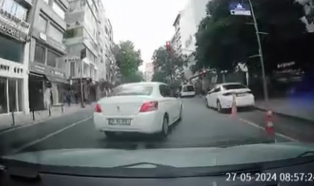 Nişantaşı'nda trafikte "önüme kırdın" kavgası kamerada: Araca çarpıp böyle kaçtı