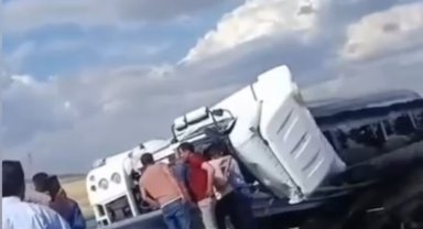 Nusaybin'de petrol yüklü tanker devrildi: 1 ölü