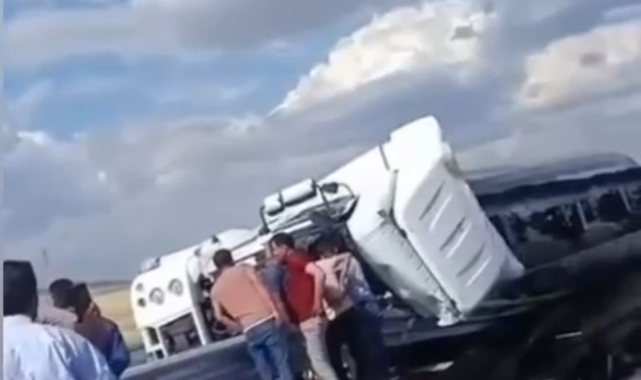 Nusaybin'de petrol yüklü tanker devrildi: 1 ölü