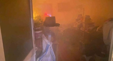 Ocakta bırakılan yemek mutfağı yaktı