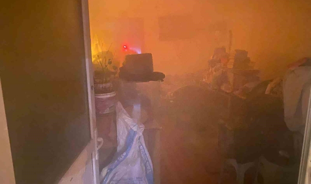 Ocakta bırakılan yemek mutfağı yaktı