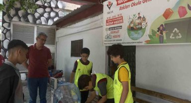 Ödül almak isteyen öğrenciler, okula poşet poşet çöp taşıyor