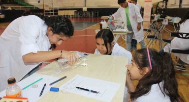 Öğrenciler, deneylerini tasarlayarak öğreniyor