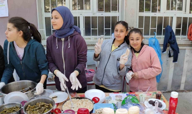 Öğrenciler okulları için hayır çarşısı açtı