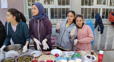 Öğrenciler okulları için hayır çarşısı açtı