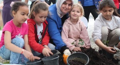 Öğrencilerle birlikte çilek fidesi dikti