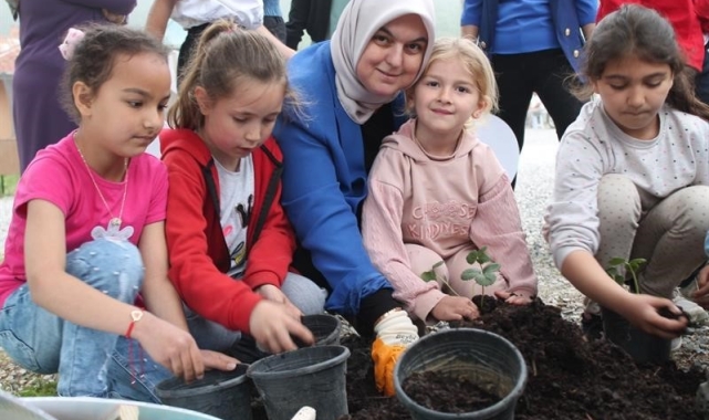 Öğrencilerle birlikte çilek fidesi dikti