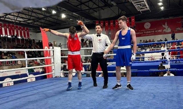 Okul Sporları boks şampiyonasında Türkiye 1. ve 3'cüsü Kütahya Atatürk Anadolu Lisesinden