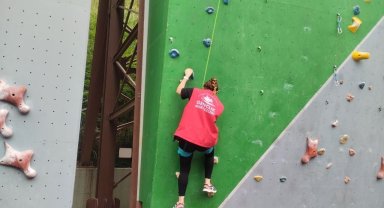 Olimpik tırmanma duvarına çıkan gençler adrenalini yaşadı