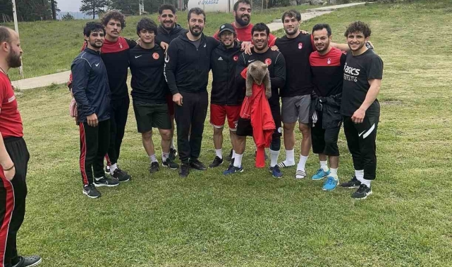 Olimpiyatlara hazırlanan güreş milli takımına yavru ayı sürprizi