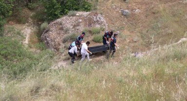 Ölü bulunan turistin cenazesi düştüğü uçurumdan çıkartıldı