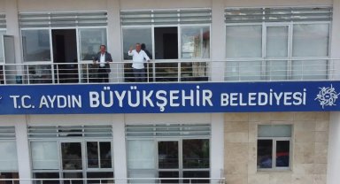 Önceki yönetim indirdi, başkan Özel kendi eliyle yeniden astı