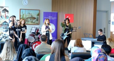 Onkoloji servisinde tedavi gören çocuklar için moral konseri