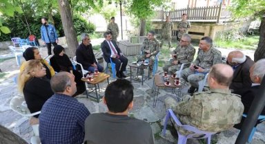 Orgeneral Bayraktaroğlu Çukurca'yı ziyaret etti