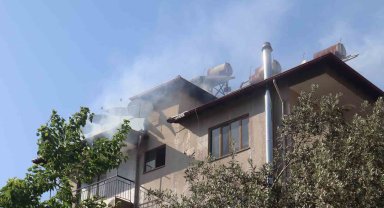 Ortaca'da 5 katlı binanın çatı katında yangın çıktı