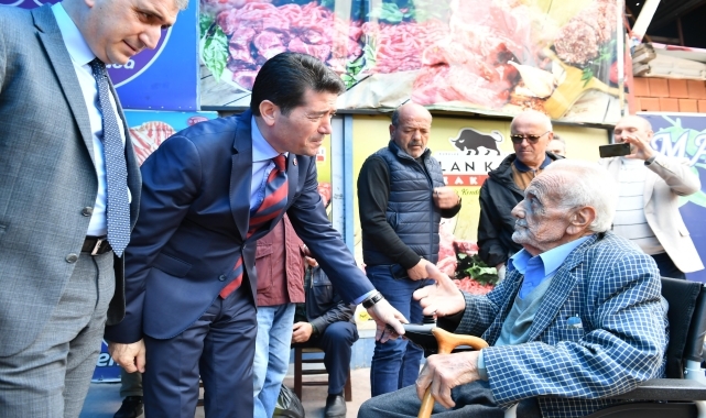 Ortahisar Belediye Başkanı Kaya, engelli vatandaşa akülü sandalye hediye etti