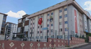 Ortaokul öğrencileri arasındaki kavga kanlı bitti: 1 yaralı