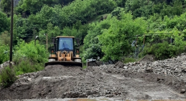 Osmaniye'de şiddetli yağıştan dolayı kapanan köy yolları açıldı