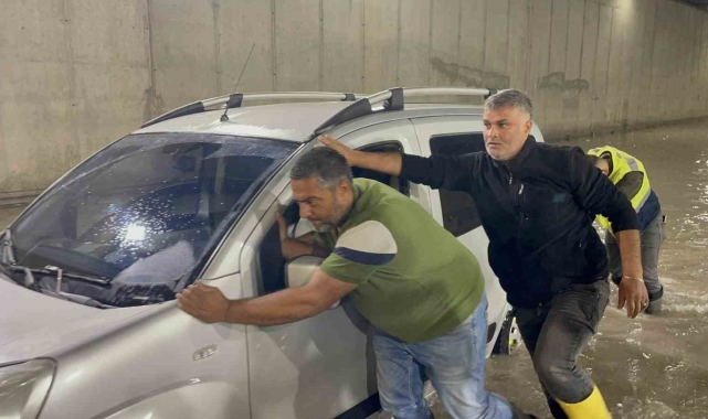 Osmaniye'de yağış hayatı olumsuz etkiledi: Araçlar yolda kaldı, evleri su bastı