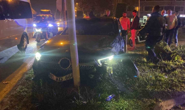 Otomobil ile hafif ticari araç çarpıştı: 3 yaralı