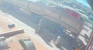 Otomobil ile motosiklet çarpıştı, kaza anı kameraya yansıdı