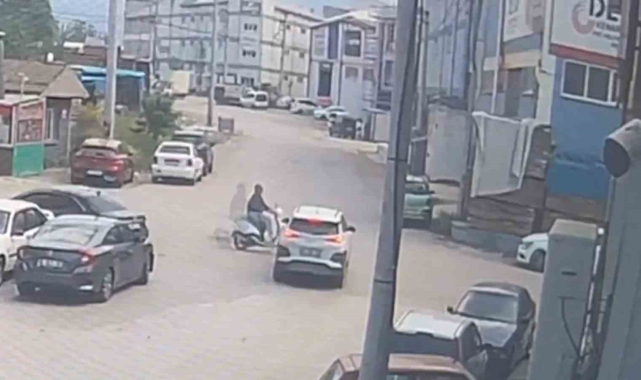 Otomobil ile motosikletin çarpıştığı kaza kamerada