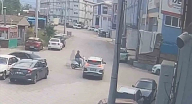 Otomobil ile motosikletin çarpıştığı kaza kamerada