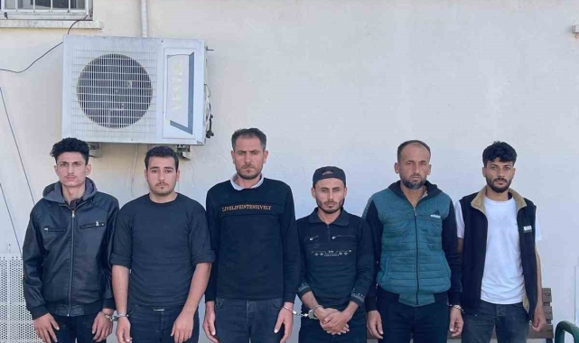 Otomobilden adeta göçmen fışkırdı