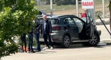 Otomobili direğe çaptı: 1 yaralı