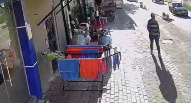 Otomobilin çarptığı motosikletli ayaklarının dibine düştü, vurdumduymazlığıyla 'pes' dedirtti