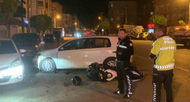 Otomobille çarpışan motosiklet sürücüsü ağır yaralandı