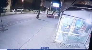 Otomobille çarpışan motosiklet sürücüsü havaya savruldu