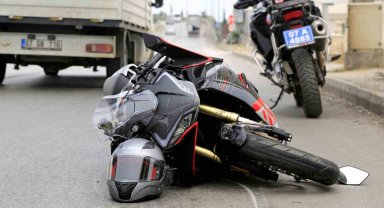 Otomobille çarpışan motosikletin sürücüsü kaskı sayesinde kazayı hafif sıyrıklarla atlattı