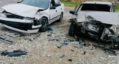 Otomobillerin kafa kafaya çarpıştığı kazada 3 kişi yaralandı
