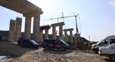 Otoyol inşaatında vinç devrildi: 1 ölü