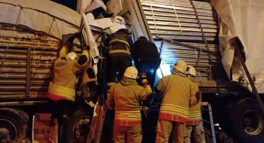 Otoyolda seyir halindeki tıra, arkasından gelen tır çarptı: 1 ölü