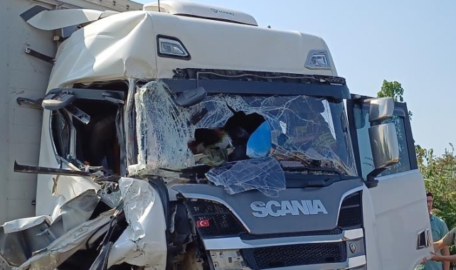 Otoyolda tanker ile tır çarpıştı: 2'si çocuk 5 kişi yaralı