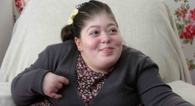 Özel çocuk Medine'nin 'özelliği' evlerine gelen misafirleri çok sevmesi