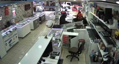 Paniklediği için gaz kolunu bırakmayı unutup dükkana dalan motorcu kamerada