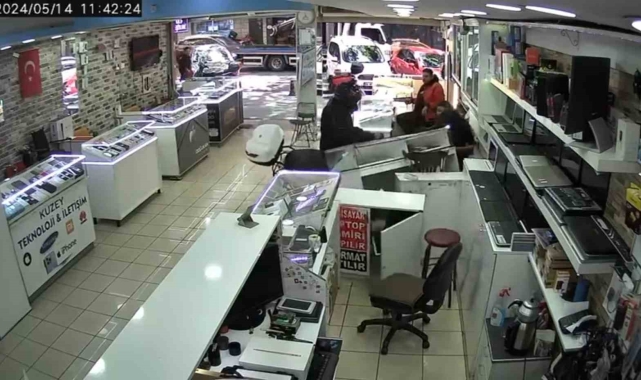 Paniklediği için gaz kolunu bırakmayı unutup dükkana dalan motorcu kamerada